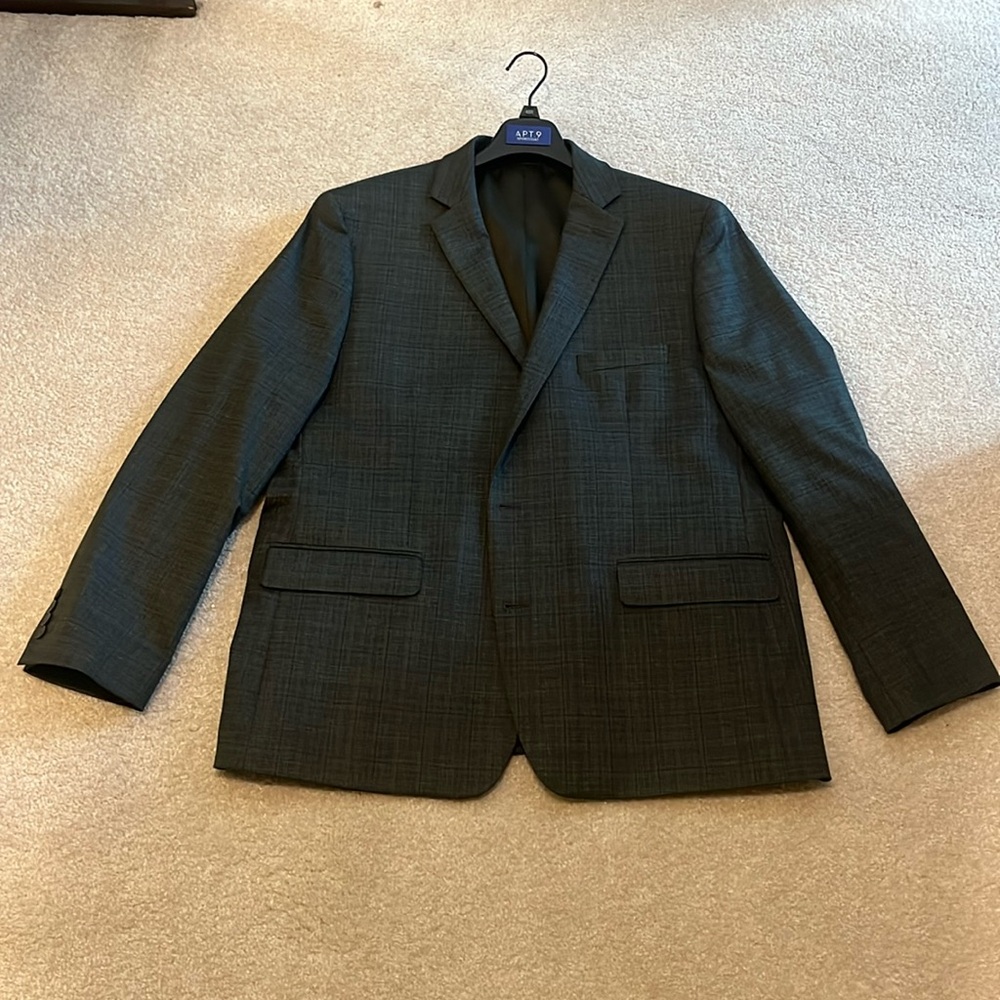 Men’s APT 9 slim fit sports coat. Size 48R